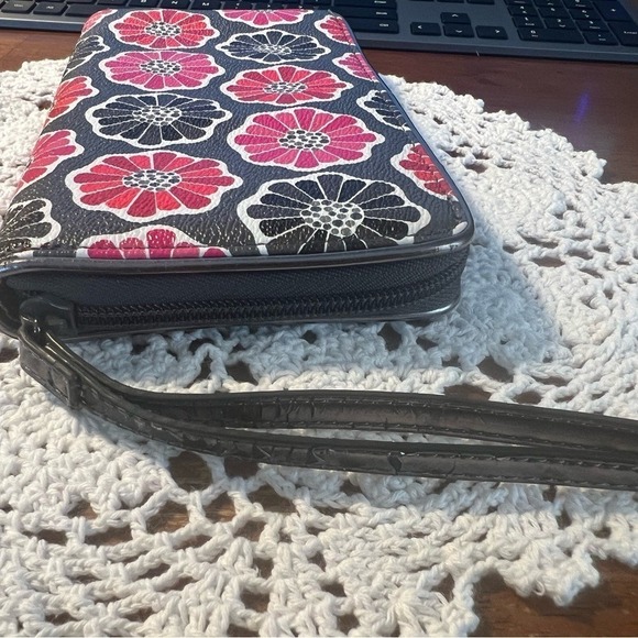 Vera Bradley BLOSSUM Black-Pink Floral Wristlet Wallet Zip-Around Vinyl - Picture 4 of 12